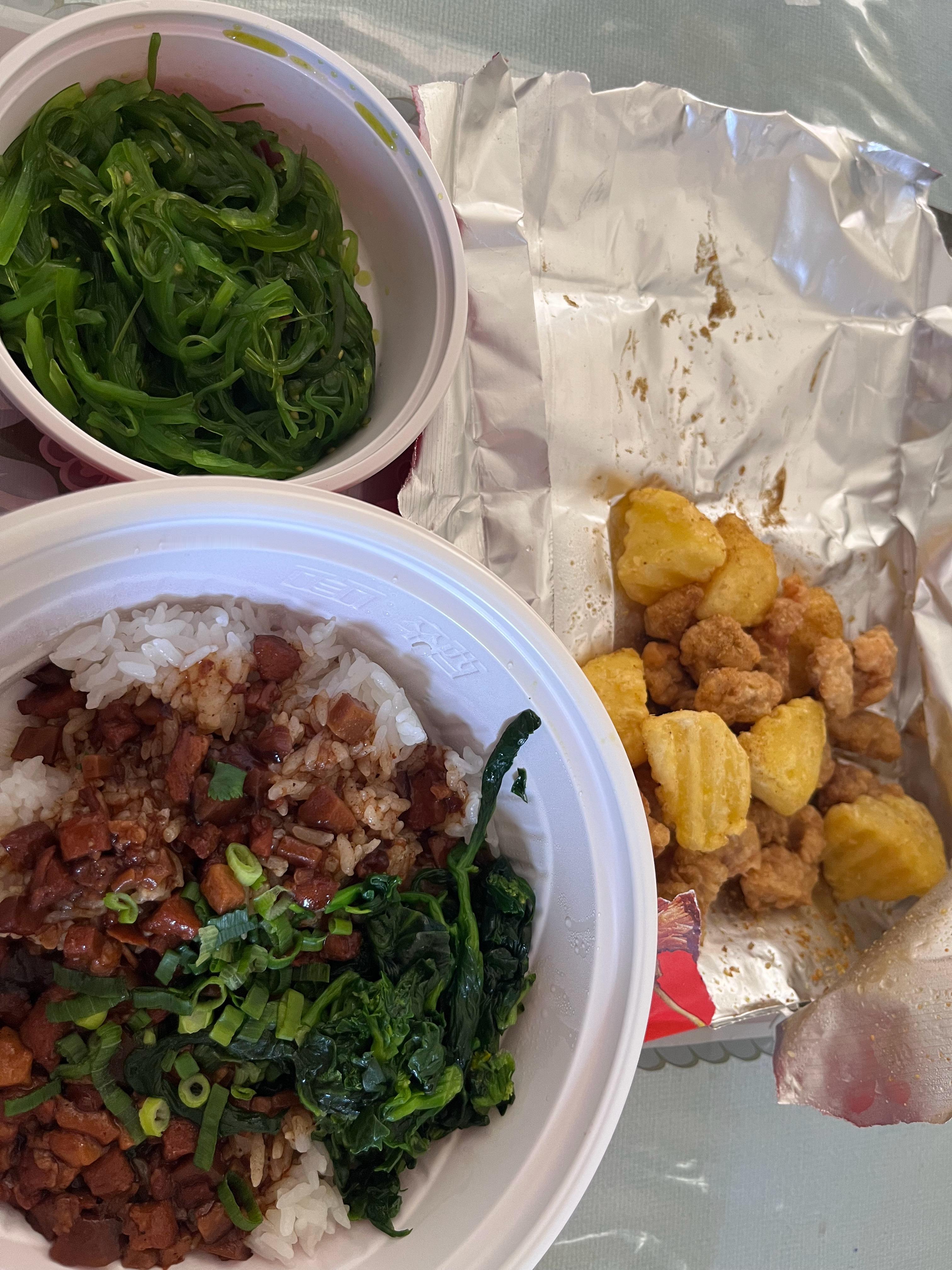 今天中午实在懒得做饭了，凑合点个外卖，晚上包饺子吃～