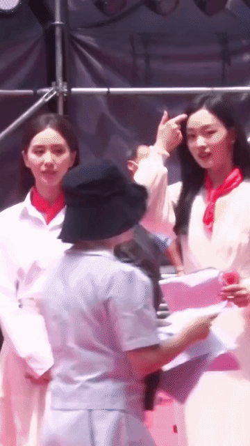 刘诗诗和宋轶走在一起都看起来没那么仙了，宋轶真的是跟谁同框都不输，个高，肤白，长