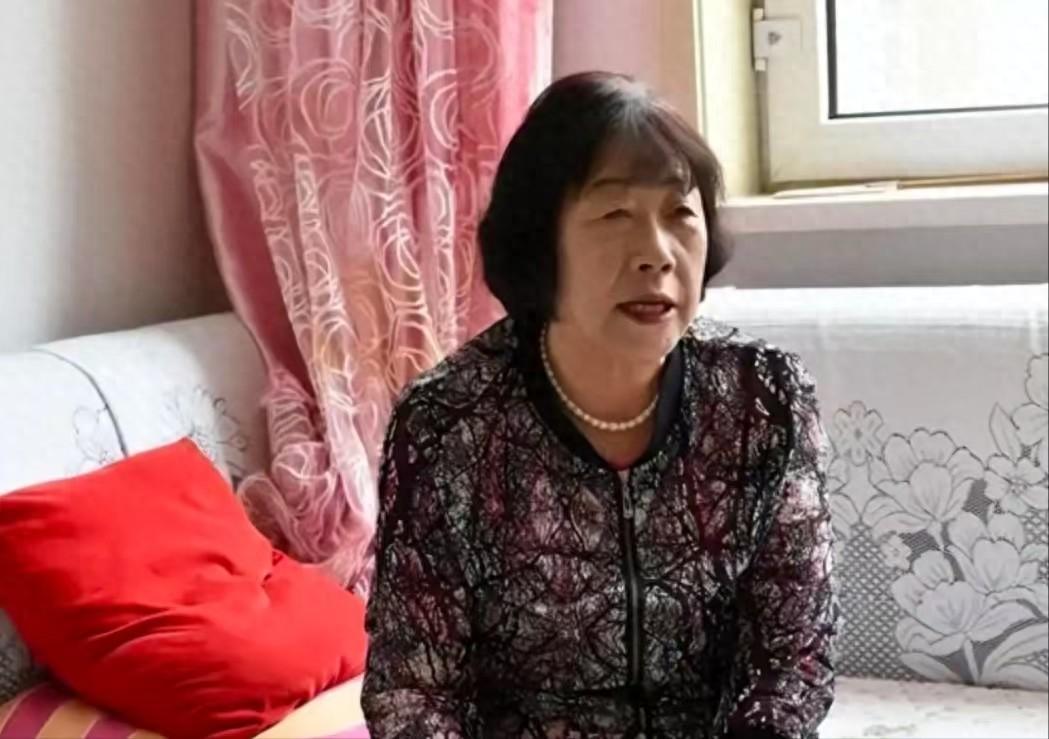 1981年，内蒙一男生考上大学，女老师寄半个月工资，给他买棉鞋。26年后，女老师