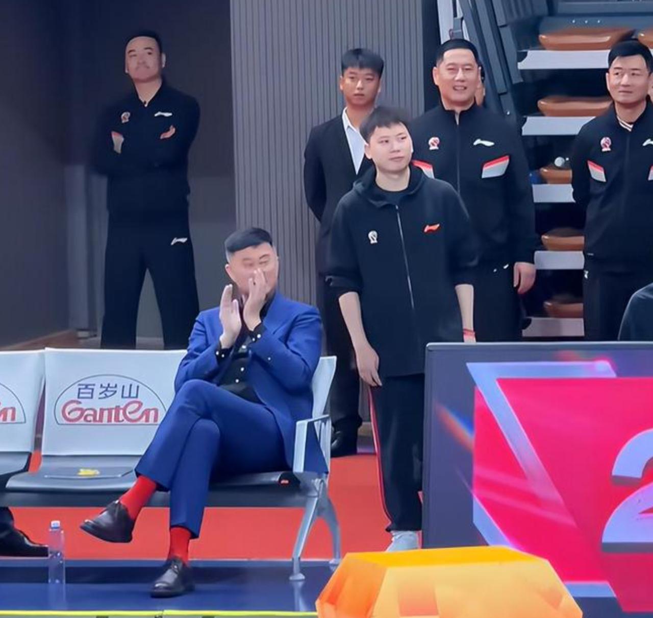 徐昕获奖，胡杜锋鼓掌，笑容满面！CBA季后赛广州队vs广东队第二回合赛前，上演