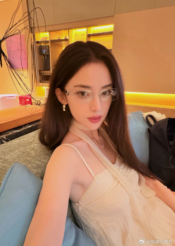 娜扎人生四格被娜扎的高智姐感狠狠戳中！无框眼镜一戴，整个人都透着聪明劲儿，这种