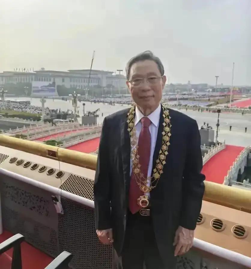 他是大名鼎鼎的中科院院士，他是防疫专家，他是我们的“保护神”。