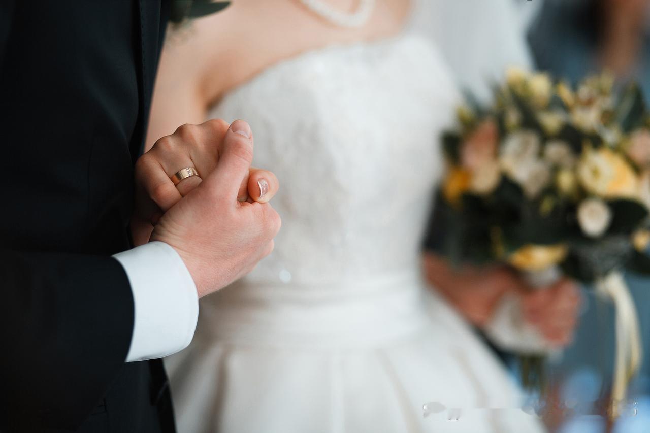 婚纱刚刚穿上身，喜糖还没来得及分发，28岁的魏老师却从7楼纵身跃下。她最后的朋友