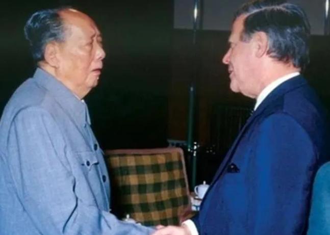 1975年，西德总理施密特站在毛主席病榻前，开口就是一句：“欧洲必须联合起来，抗