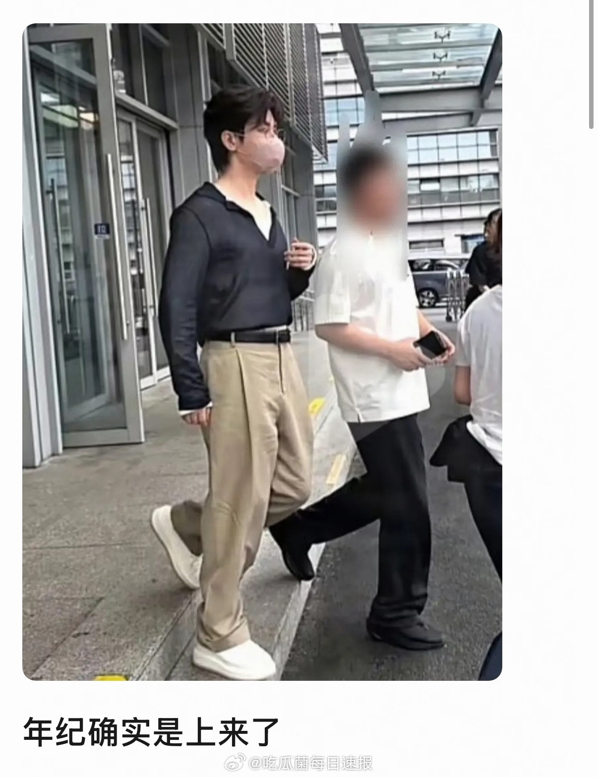 天呢，这竟然是成毅！身材管理在90生里算很可以了吧