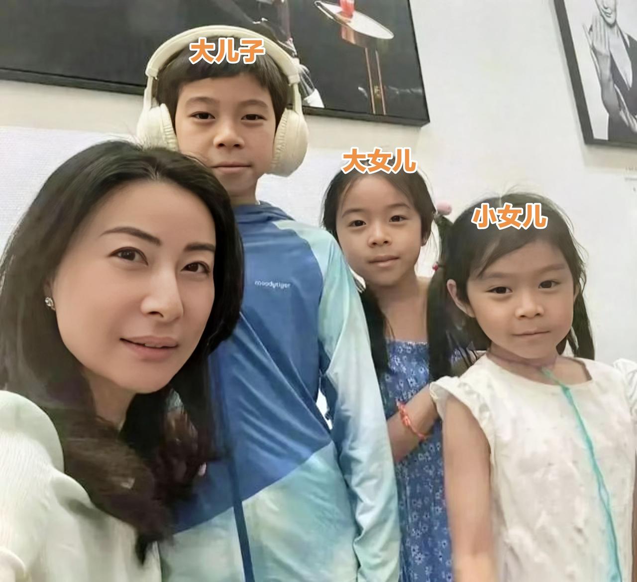 应该不止我一个人发现了，郭晶晶的三个孩子没有一个长得像她，长得各有各的说法：