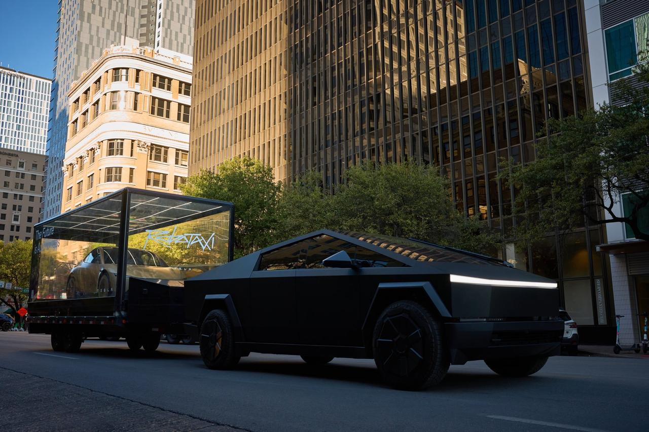 科幻照进了现实！特斯拉Cybertruck拉着Robotaxi，且二者都是无人驾