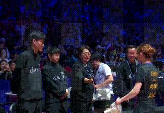 女世一惨遭排挤，昔日好姐妹反目成仇。比赛结束，刘炜珊和佳佳离开赛场后，竟