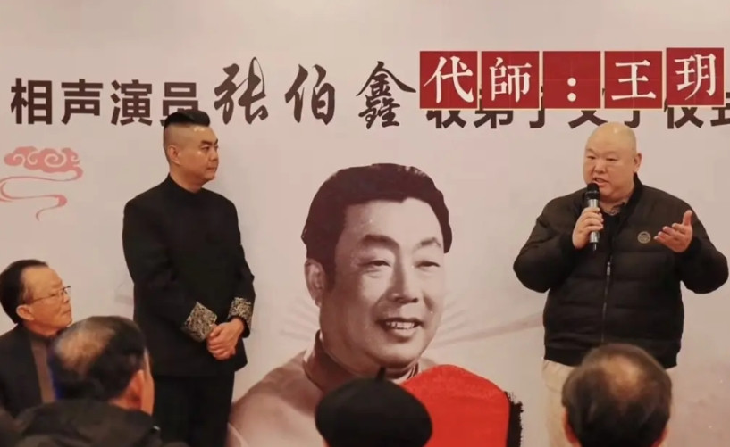 张伯鑫收徒上热搜了。相声有新人上，败给了孟鹤堂，被人讥笑为让哥闻名遐迩;自己的相