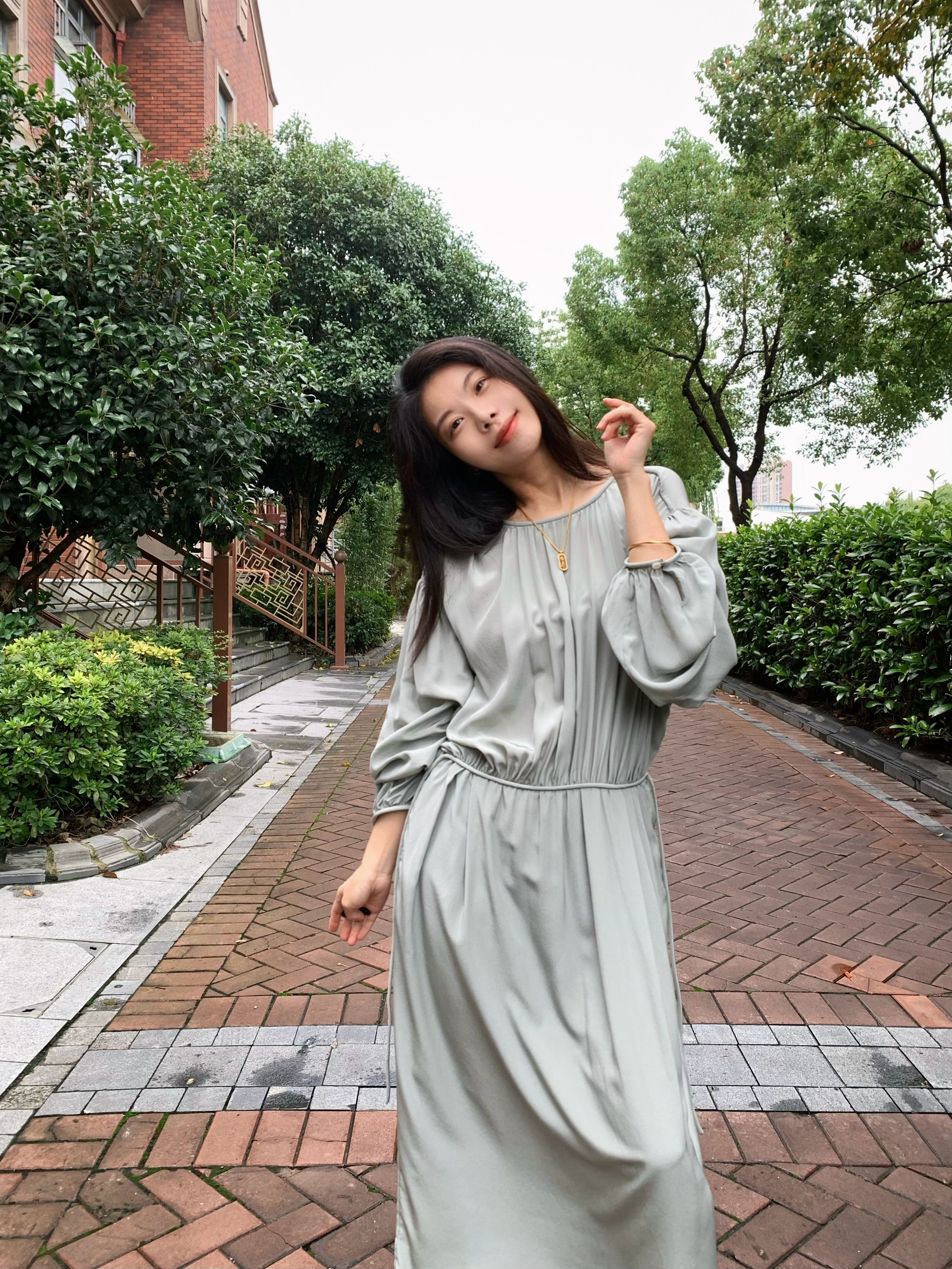 穿搭ootd小yao穿搭沉浸式入秋十一接力打卡秋日氛围感｜一件长裙解锁慵懒日常🍃挖到一件本命懒人长