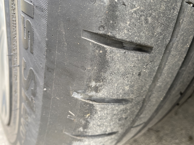 2年35000公里19寸韩泰轮胎这是什么情况？老化了还是气打2.9太足了