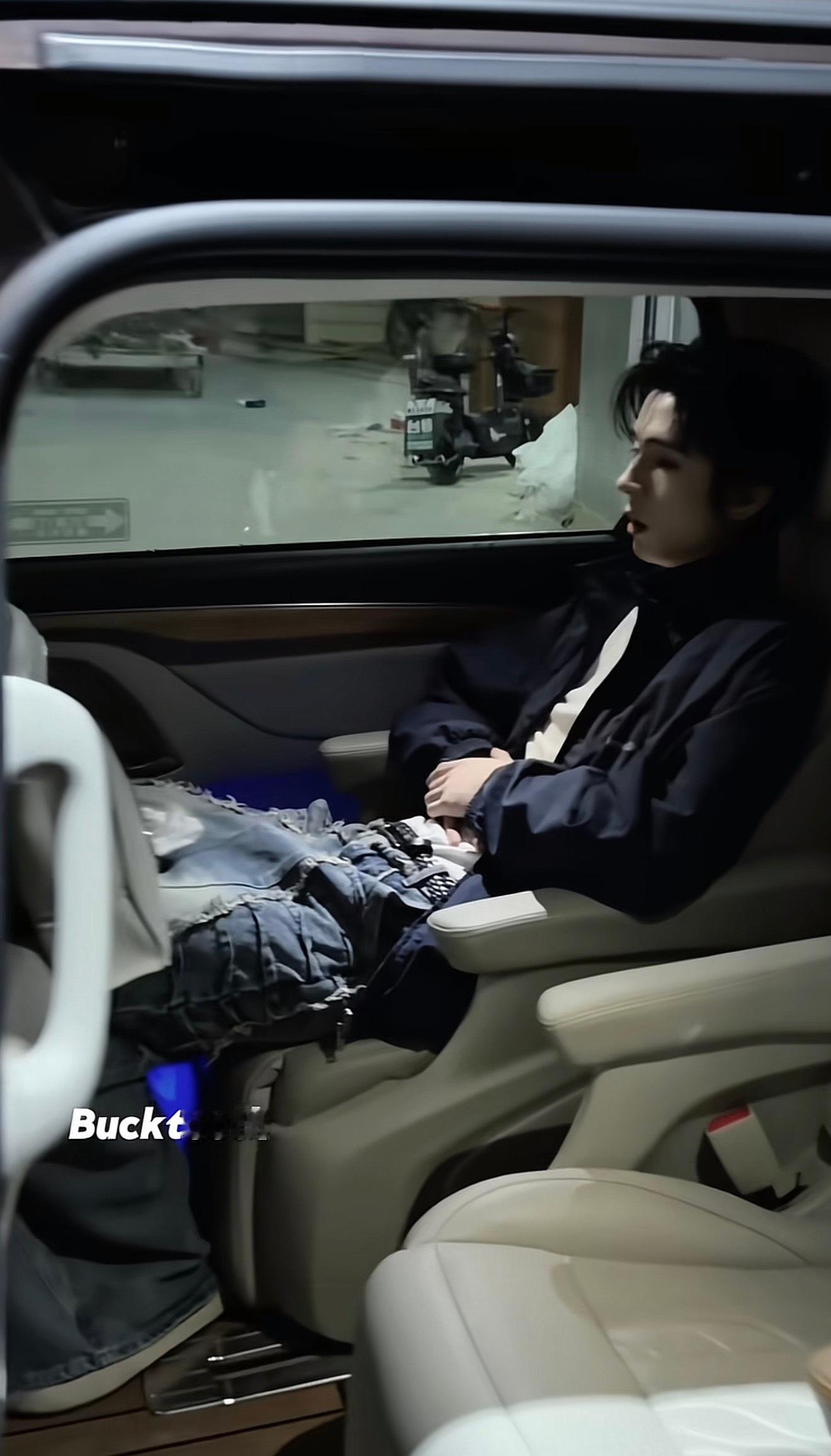 诶！我才看清这是不是那个情侣外套​​​