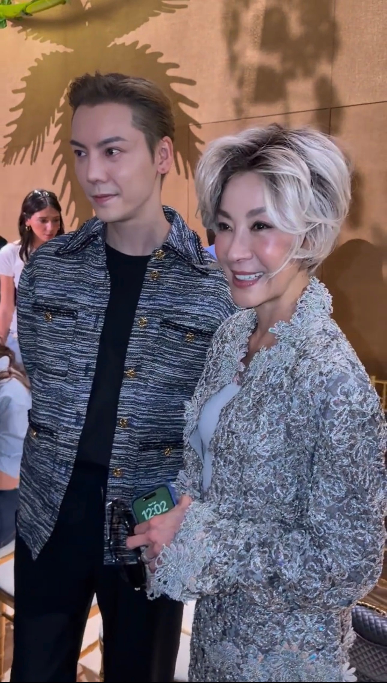 杨紫琼陈伟霆同框杨紫琼陈伟霆秀场social握手打招呼最后一张看到了什么表情也