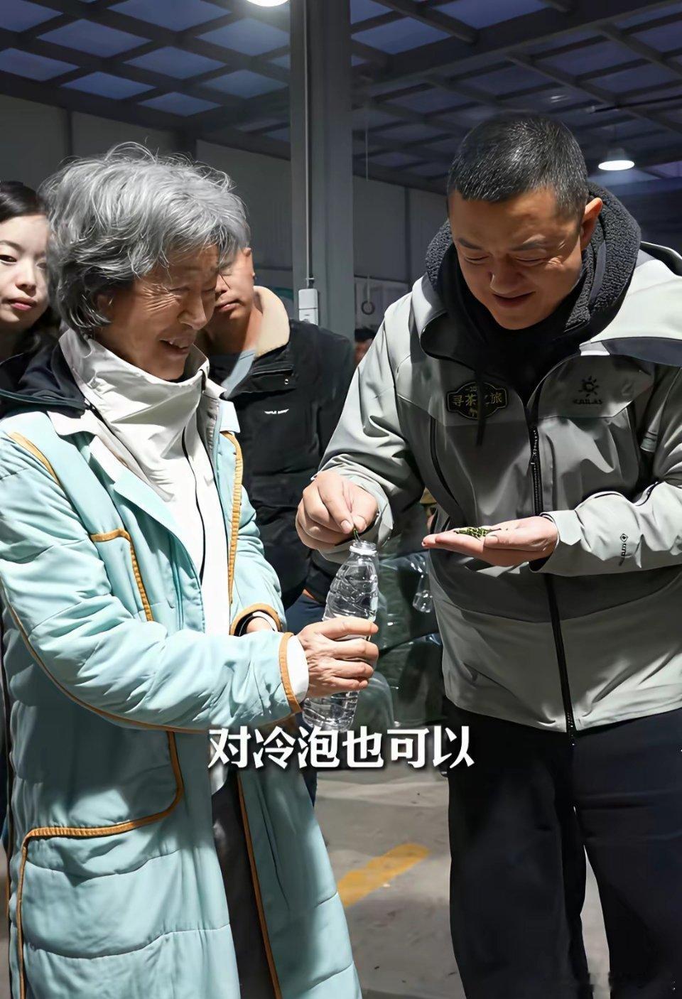 李亚鹏带84岁母亲吃故乡美食，满满一大桌子，都是爱！4月16日，李亚鹏在个人社交