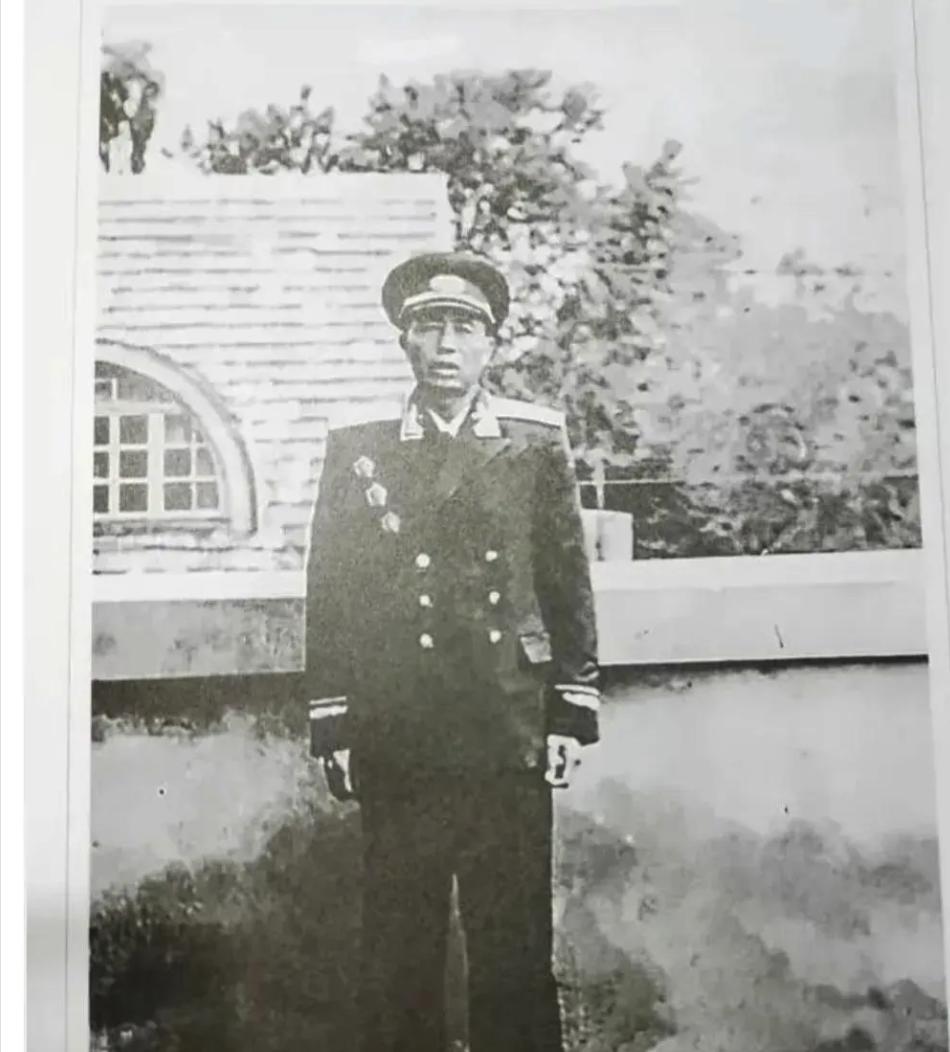 1943年，汉奸抓了个女八路，保长却拦着不让带走。1943年仲夏，鲁南沂