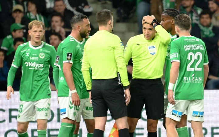 往球场扔硬币巴黎人报: 圣埃蒂安球迷砸到裁判被判七个月缓刑