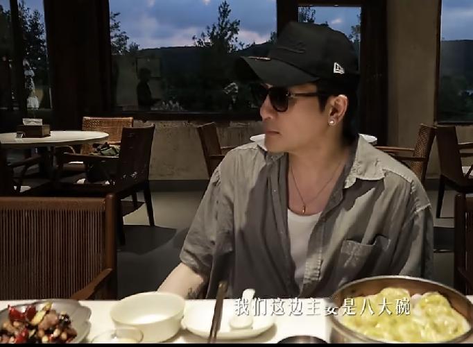 苏有朋，太松弛了[捂脸哭]8月27日中午，苏有朋更新社交平台，发布了一段日常