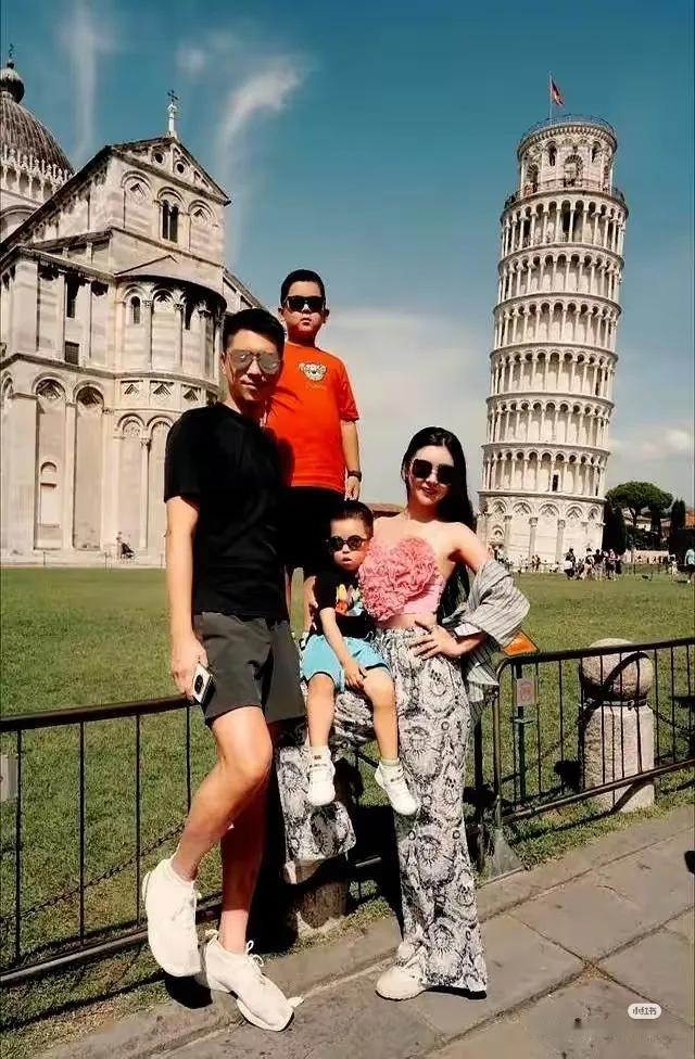 王雷李小萌一家四口的度假幸福照爸爸与儿子帅气逼人，酷帅且霸气妈妈温婉美丽，笑