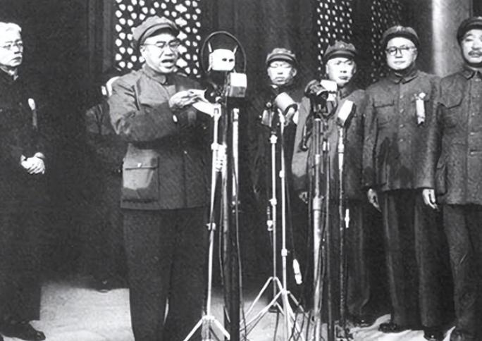 1949年开国大典，十大元帅中仅有6位出席参加，其中有5位元帅站在天安门城楼上，