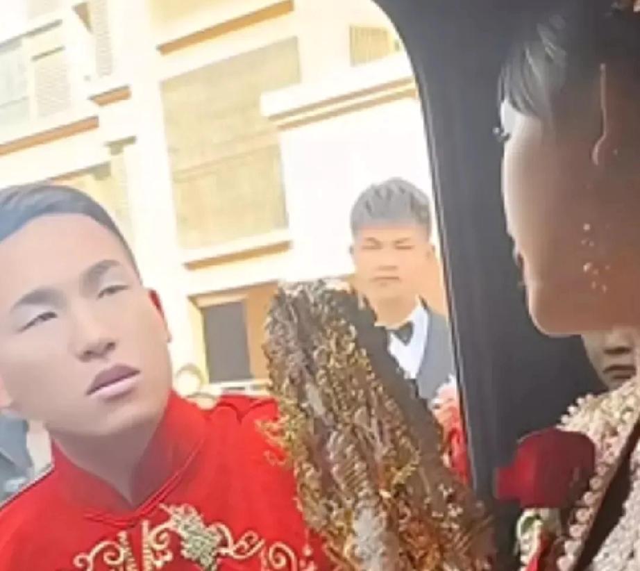 这新娘一张口，直接把婚礼喊“黄”了！大喜日子接亲现场，新娘坐在婚车里死活不肯