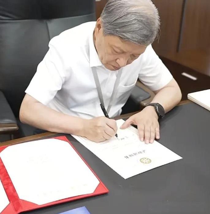 估计这是国内唯一，一所老师比学生还多的大学！虽然福耀科技大学只是个三本，首届只