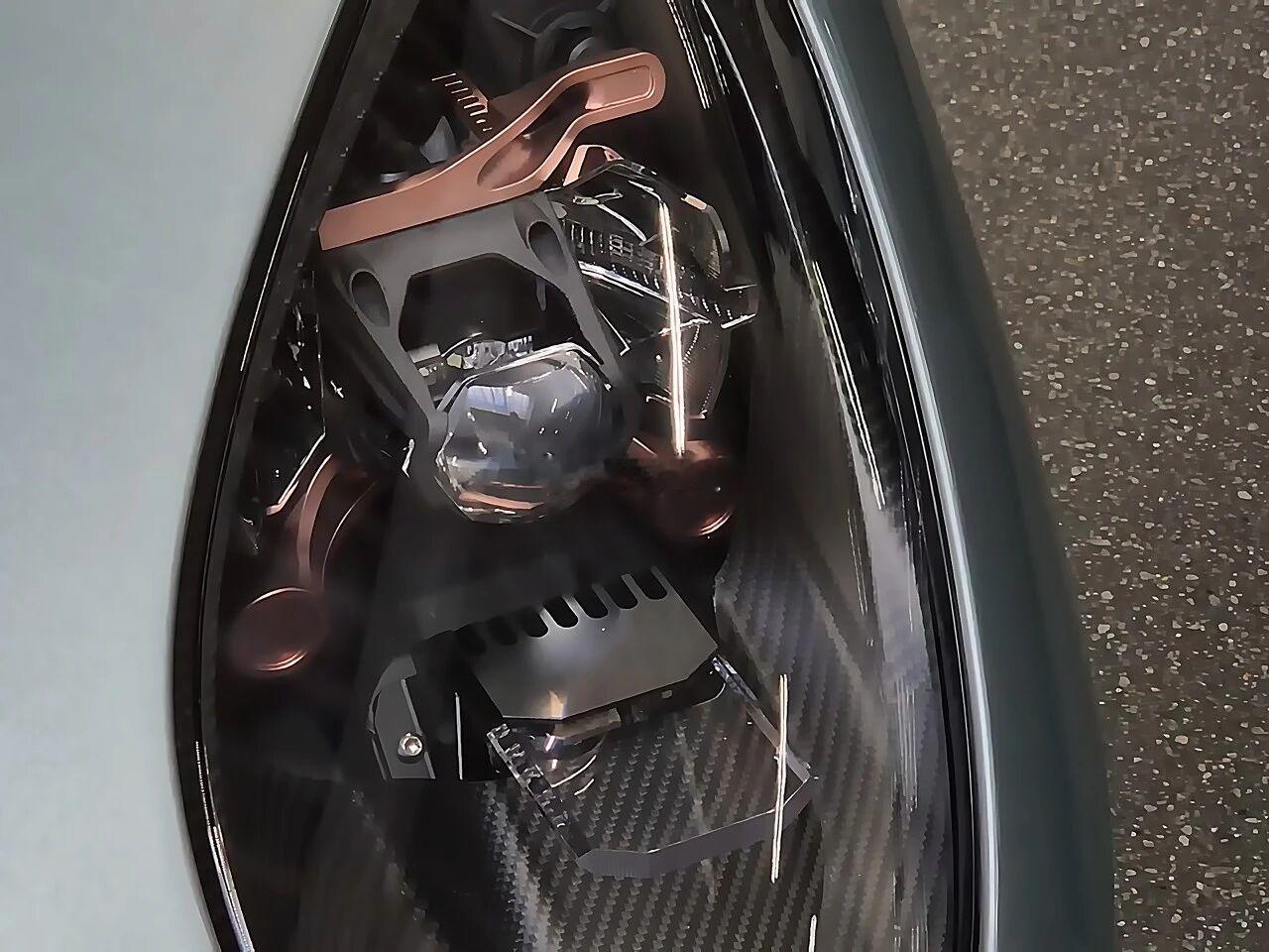 原来车灯还可以这么设计，看惯了千篇一律的贯穿式大灯，这样充满了复古和机械感的大灯