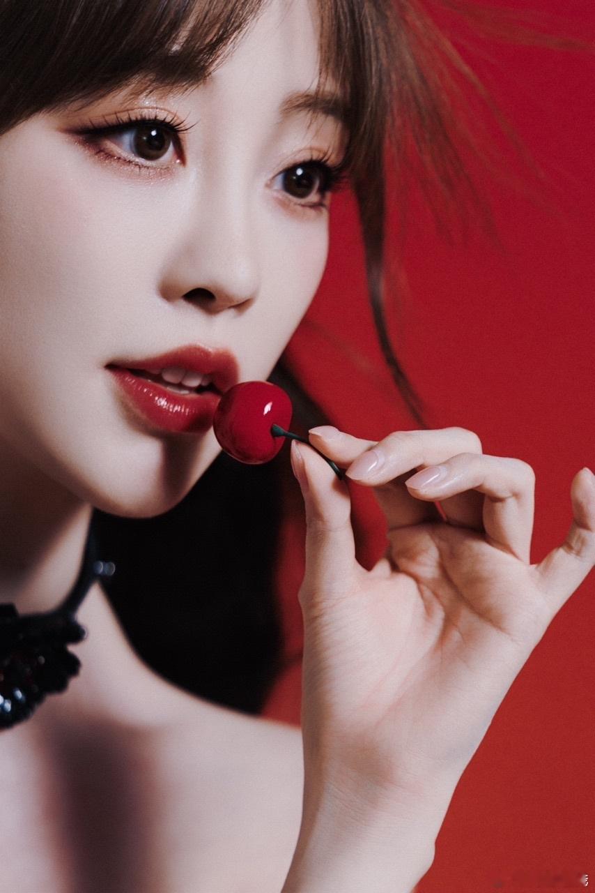 祝绪丹穿酒红色好特别！完全是樱桃小蛋糕🍒​​​