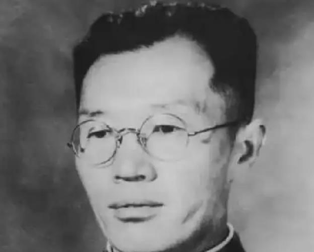 1942年，万毅被捕，蒋介石密令处决他。万毅顿找了根绳子，翻墙出逃，谁知，刚出玉