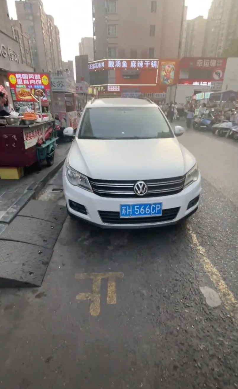 江苏淮安，小夫妻摆摊两年，眼看生意越来越好，本来是一件值得高兴的事，但他们现在却