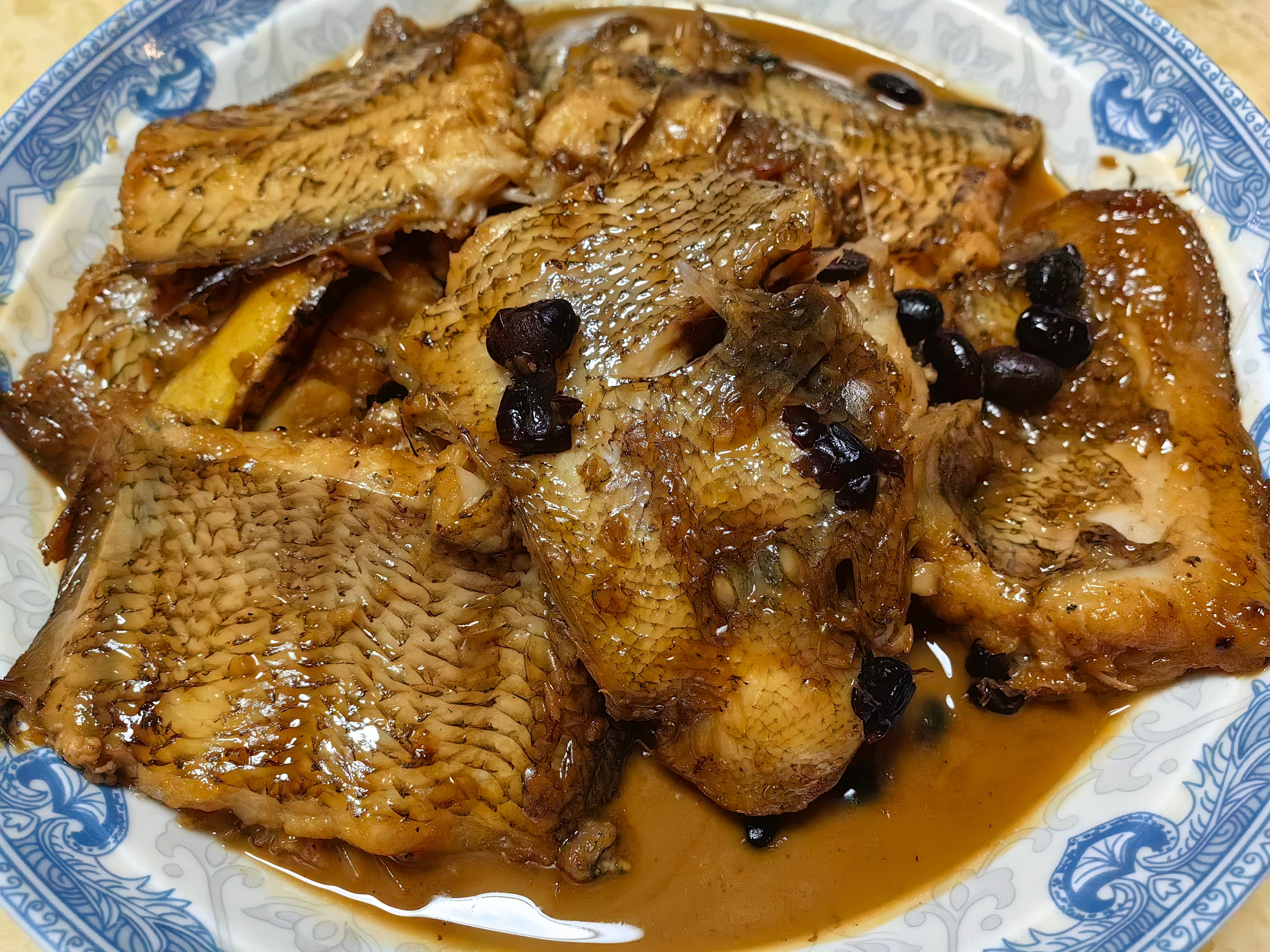 家常菜西芹炒五花肉，西红柿炒鸡蛋，红烧鱼，炒菜花。​​​