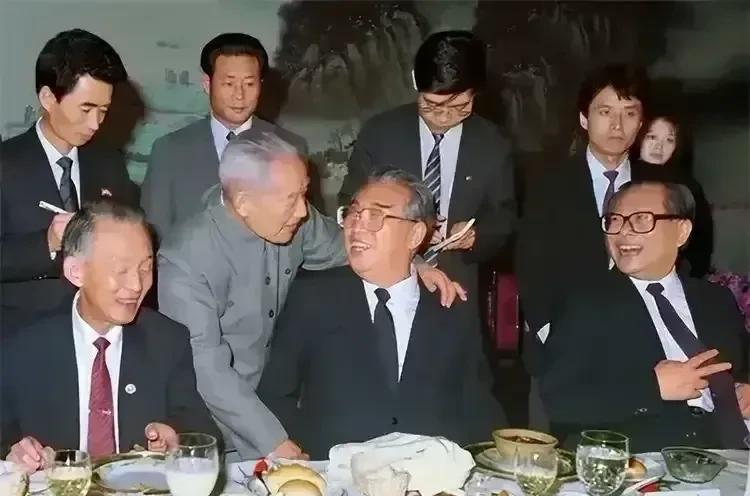啧啧，这关系还了得？你看这位老人的手搭在金日成的肩膀上，金日成非但没有不高兴，