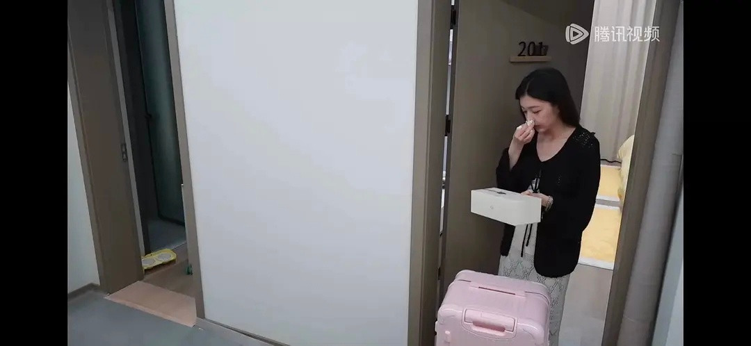 给这个柳气笑了自己躲起来哭完出来第一件事去问别人要吃的说给错了麦也没戴你们