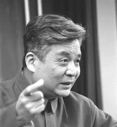 邓稼先走的那天，北京301医院的病房里安静得吓人。他躺在病床上，身上插满了管子，