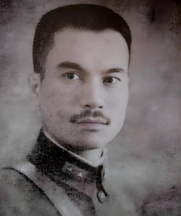 1945年，东北军元老何柱国赴宴喝下一杯酒，第三天后突然双目失明。美国医生查出