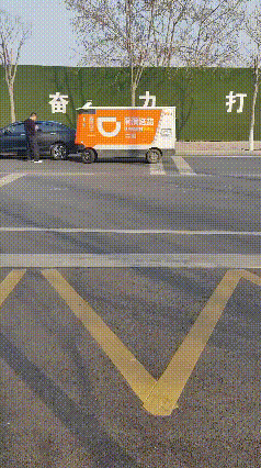 惊不惊讶！怎么感觉无人驾驶车要肇事逃逸呀？无人驾驶车追尾后往后倒车，大哥赶忙上前