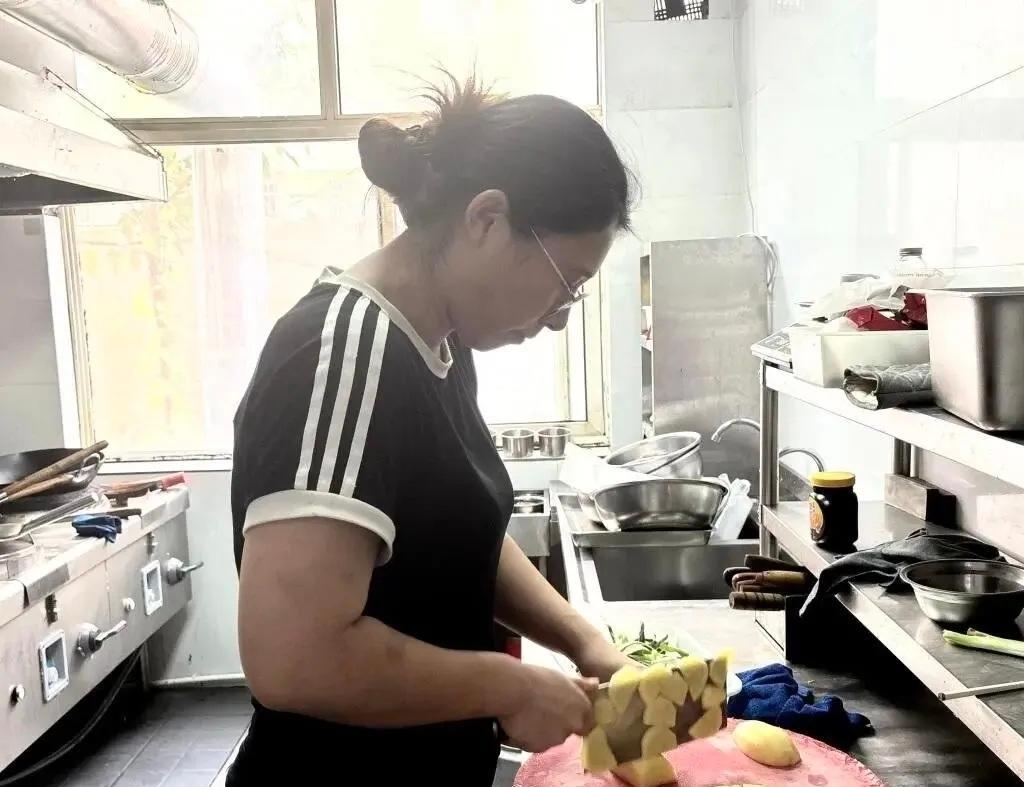 “这不比西贝新鲜干净卫生嘛？”25岁辽宁女孩，在青岛开了一家“成人小饭桌”，有肉