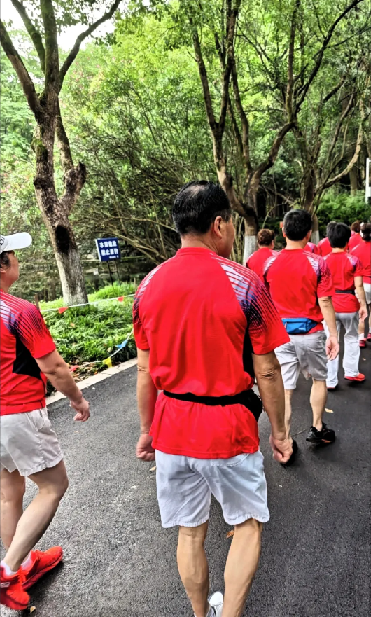 我公公年初加入了一个暴走团，没过几天就退了，原因是和他想象的不一样。他以