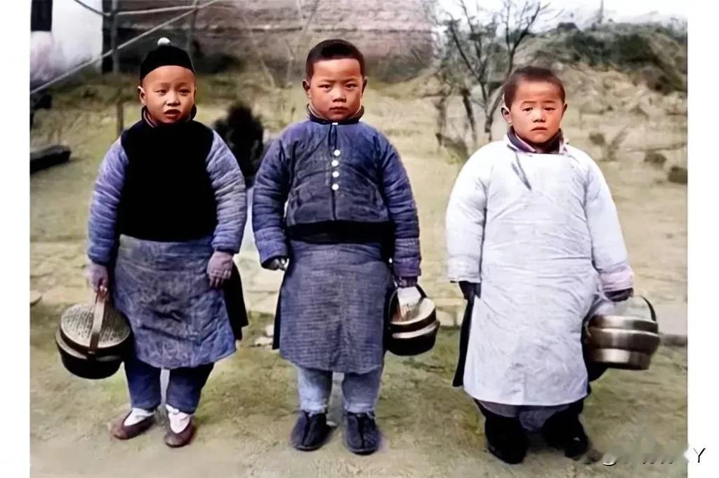 1917年的冬天，一位外国记者在北京郊区看到这三个小男孩，孩子们的装束打扮和模样