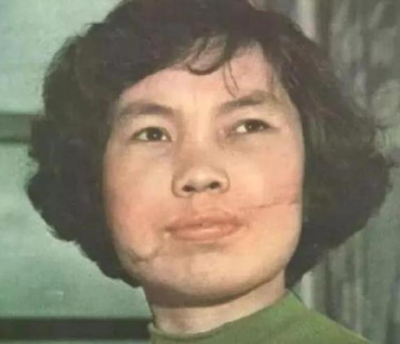 “快来人呀！”1959年，一位妙龄少女睡觉时，6名男子突然闯入，然而女孩的反