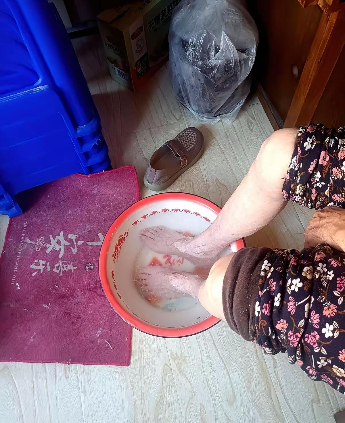 凌晨五点多，牡丹江一户人家炸了锅，婆婆在被窝里失禁，丈夫第一反应不是冲上去而是把