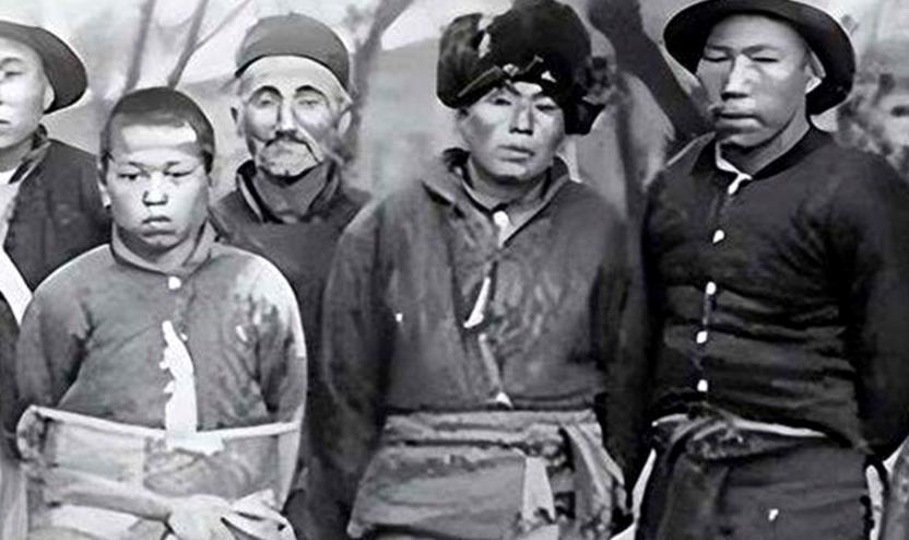 1950年5月，一个土匪头子带着五千多号人马，把解放军围困在山头上。谁知匪首耳背