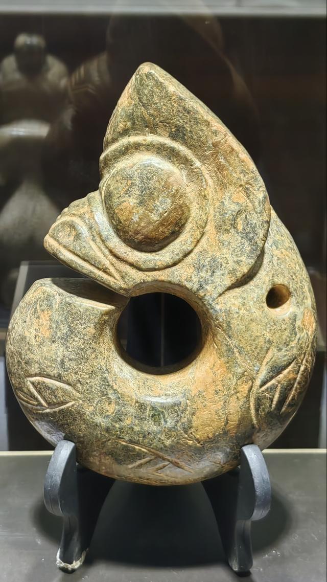 早年的史学叙事里，我们总默认文明的源头只在中原核心区，西辽河的考古成果一步步刷新