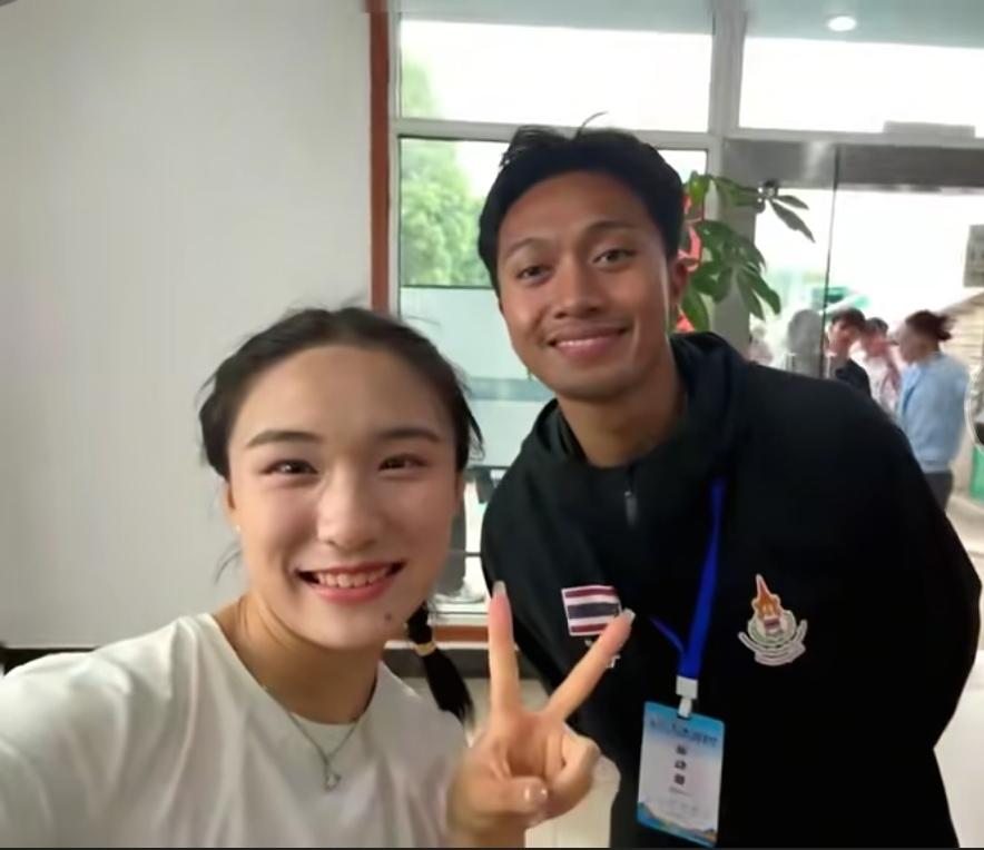 亚洲两位百米冠军合影！双双打破亚运记录！期待有更大突破！尤其我们的陈妤颉这次跑出