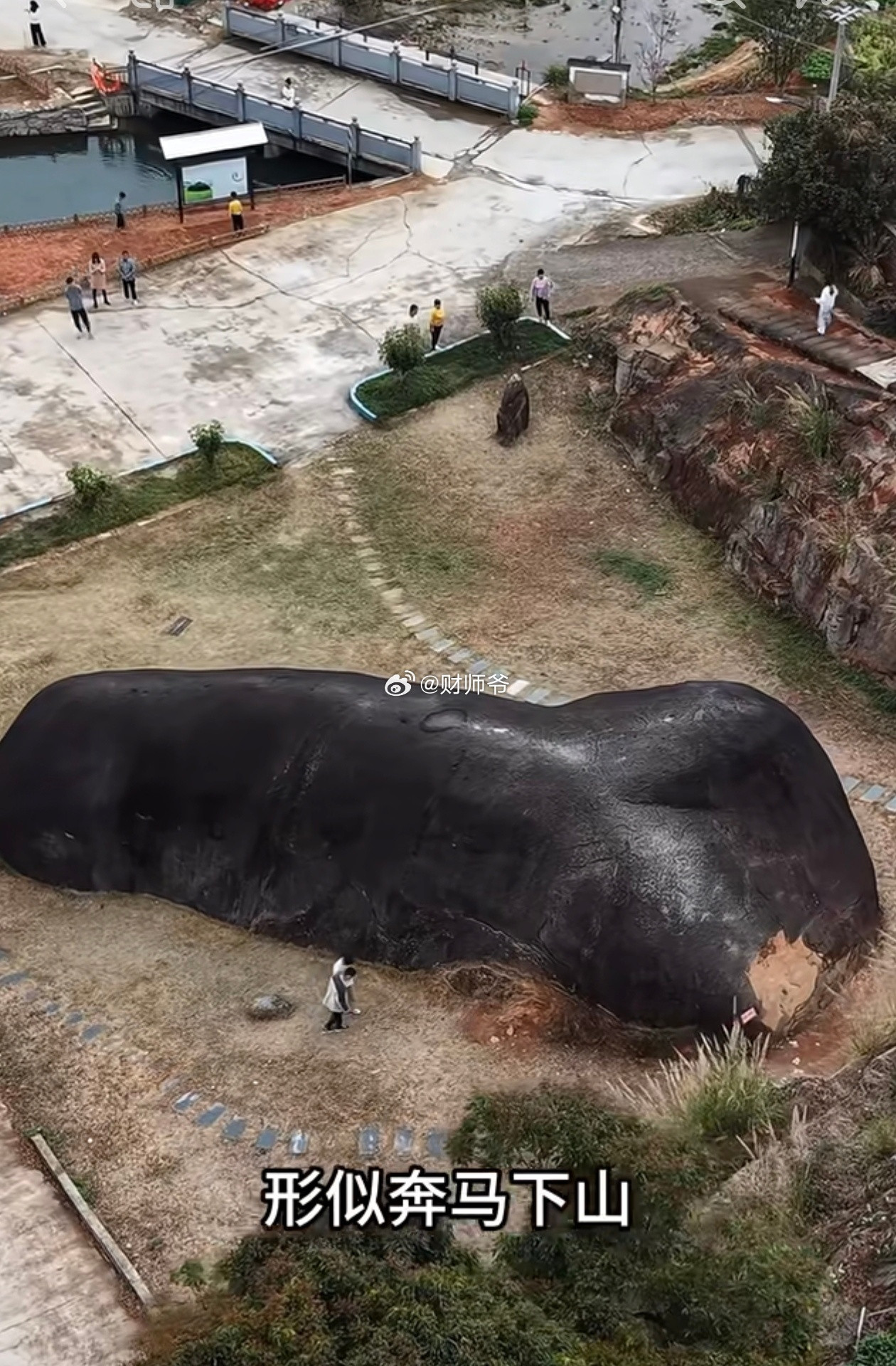 广东兴宁马石镇，因这块奇石而得名。这块巨石有说是天降陨石，有说是上古时期UFO残