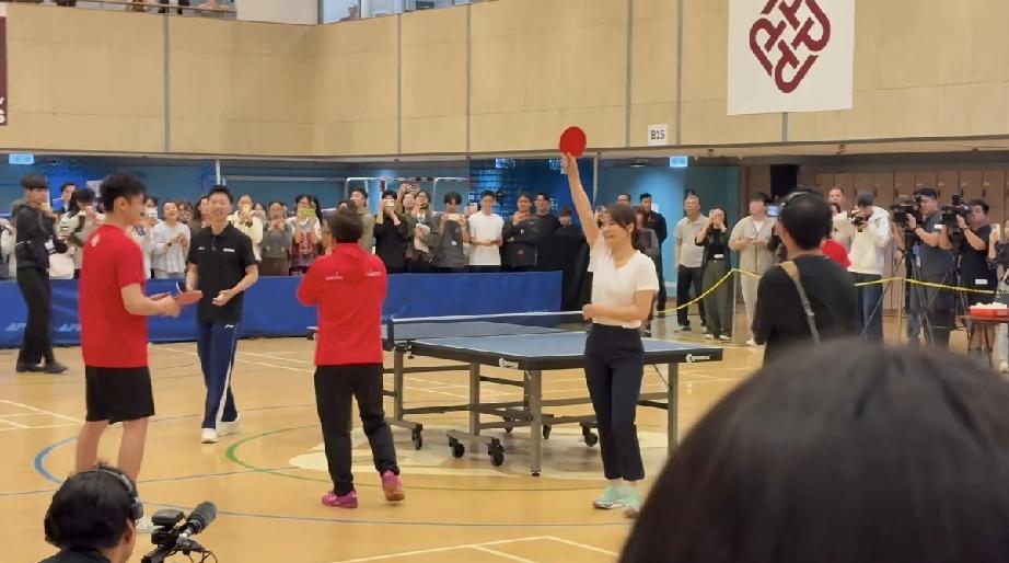 马龙有点崩溃，与霍启刚、郭晶晶打乒乓球总是输，用不上力!3月20日，马龙到中