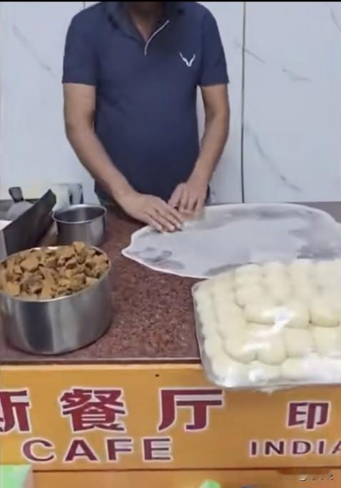 广东的朋友有没有发现一个变化？就是印度飞饼在十年前是餐厅的标配，请个印度人做飞饼