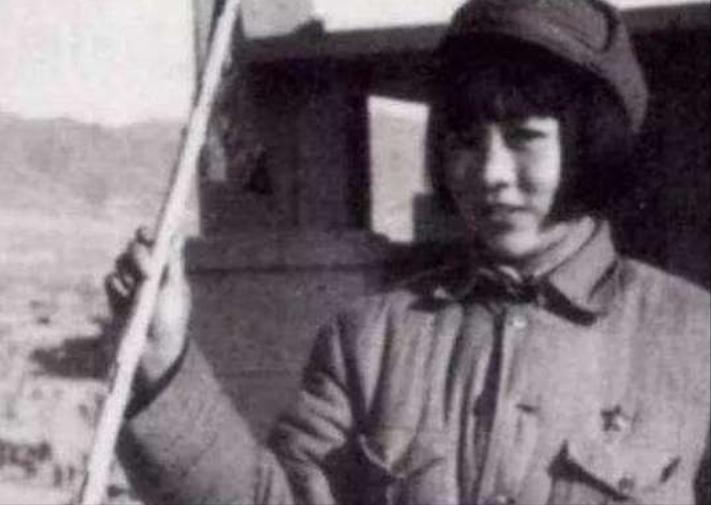 1941年，浏阳河附近，7名贼兮兮的日军将一位漂亮的中国女兵包围起来，心怀不轨的