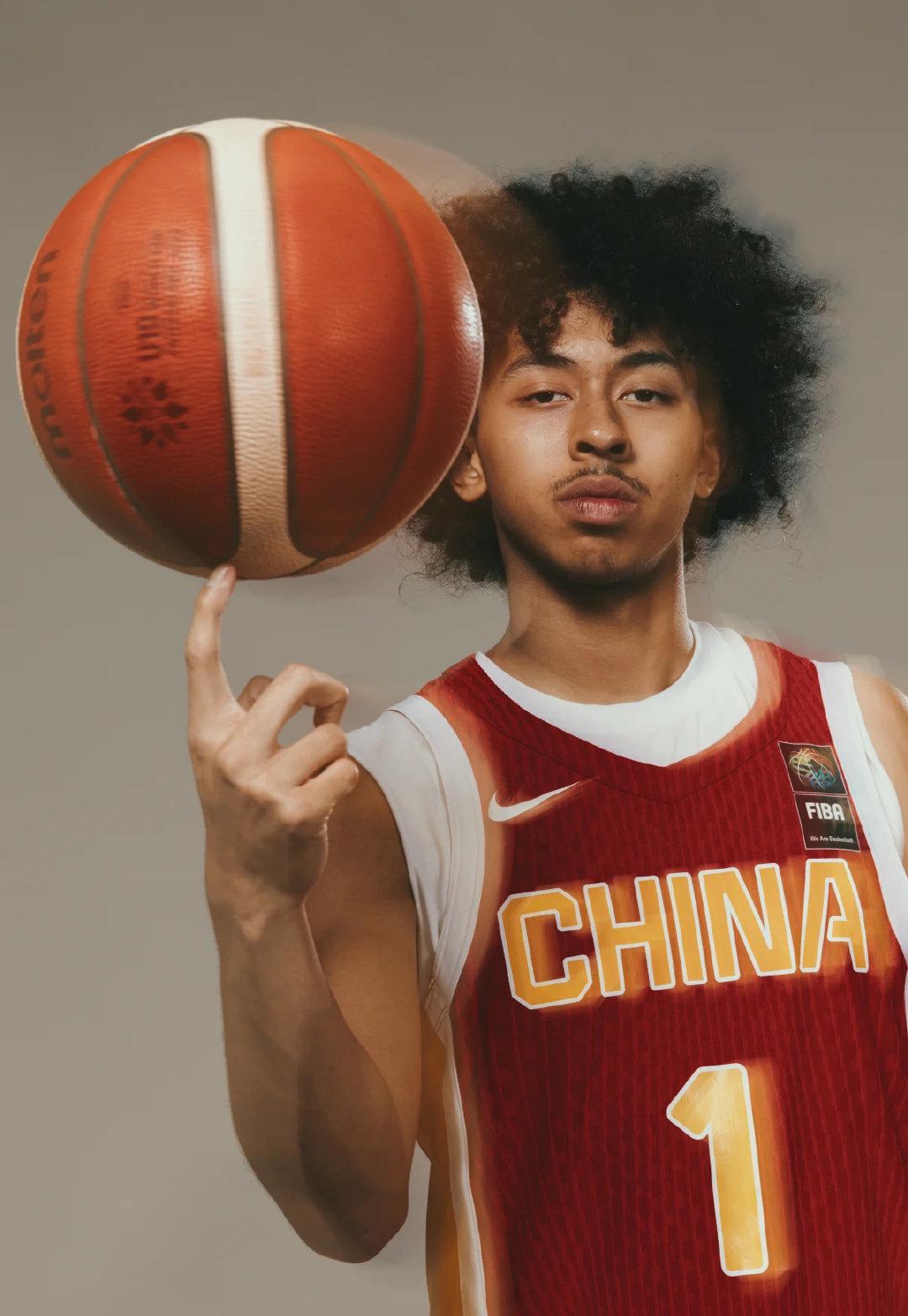 中国实际上最大的问题还是后卫线。朱正和赵维伦，应该尽快在后卫线上接班。尤其是朱正