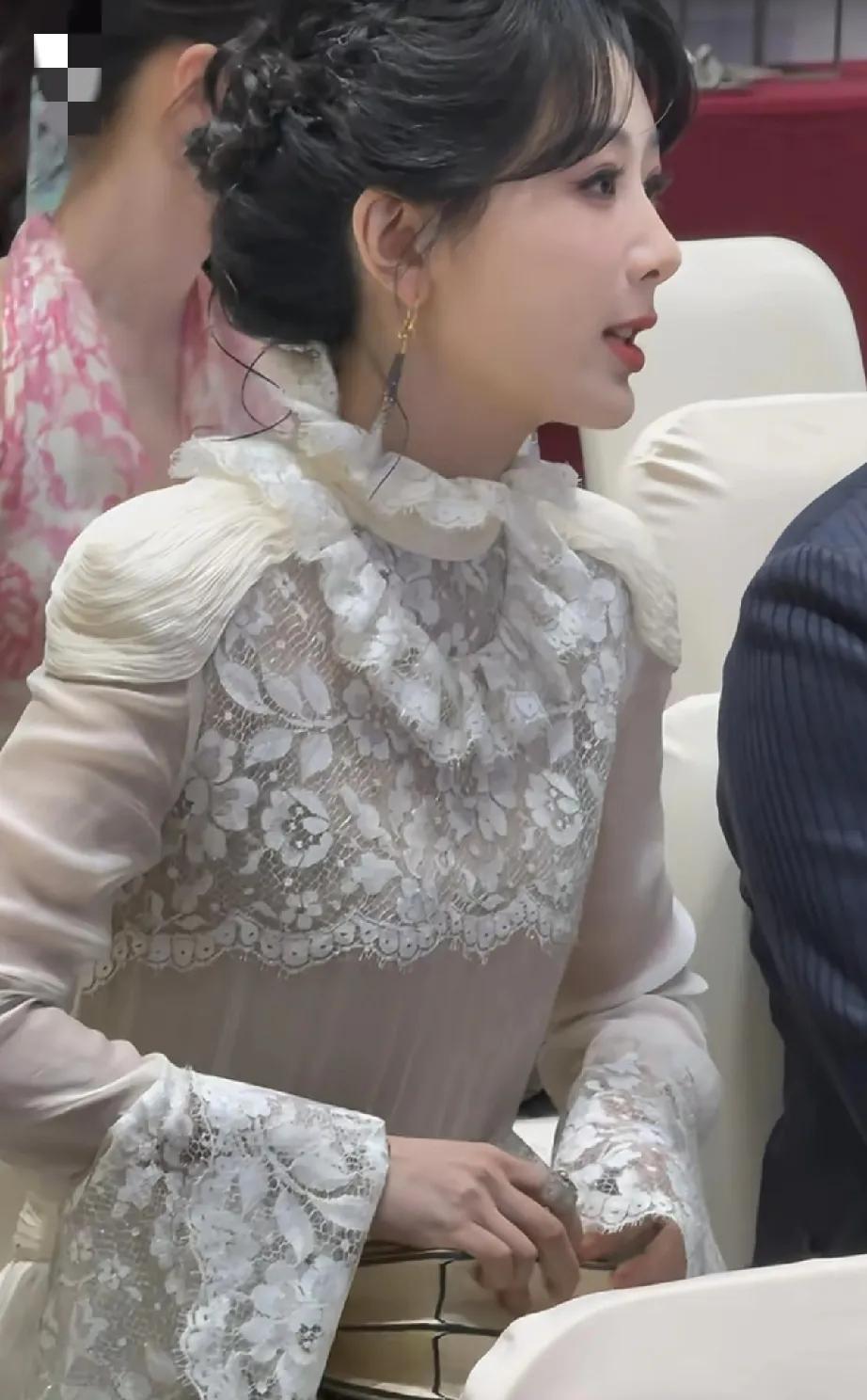 杨紫怼脸拍生图状态真好，还以为去高原拍戏，皮肤会变黑，结果还是这么白皙细嫩。#杨