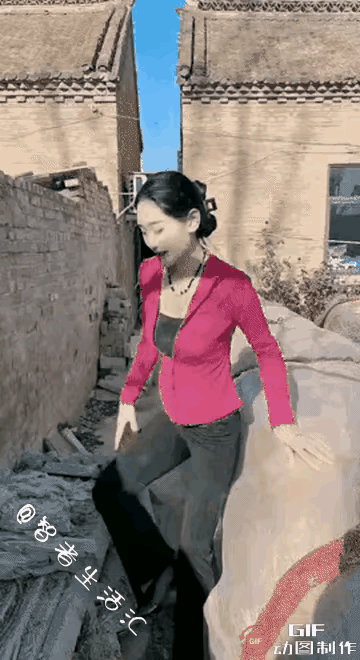 美女你为啥要爬墙头呢，走大门不行吗？让人看着还以为是红杏出墙吗。